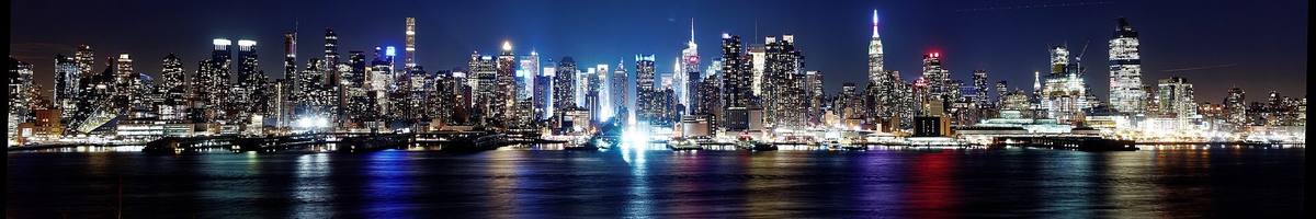 Manhattans skyline sett over vannet i skumringen
