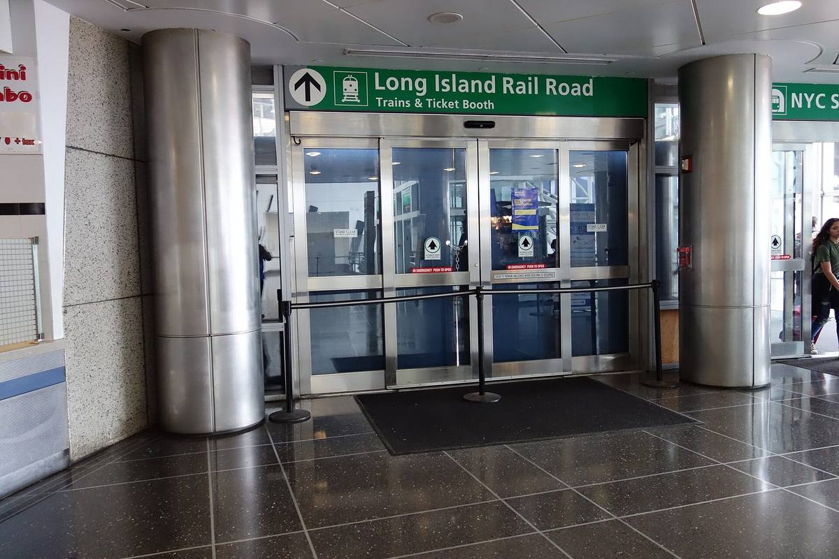 Overgangen mellom AirTrain JFK og Long Island Rail Road på Jamaica stasjon