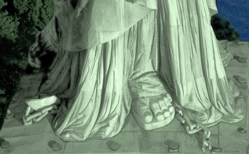 De brutte lenkene ved statuens fot