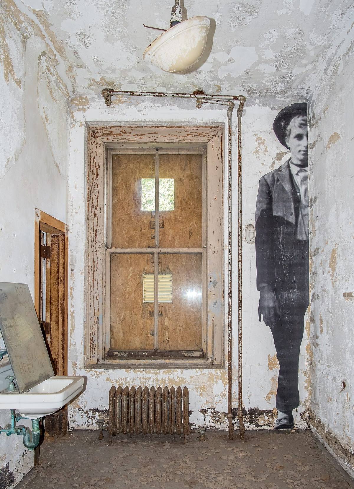 Et urestaurert rom i sykehuset på Ellis Island