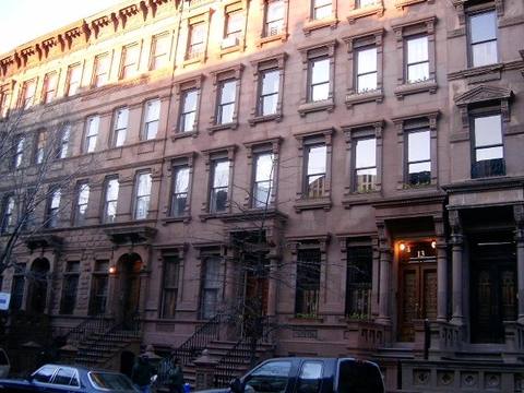 Brownstone-hus i en boliggate i Harlem