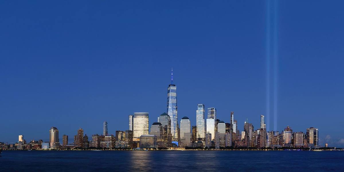 Lower Manhattan med Tribute in Light, sett fra Jersey City