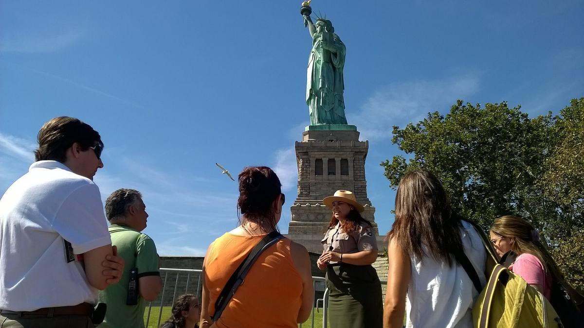 Park ranger på omvisning for en gruppe besøkende på Liberty Island