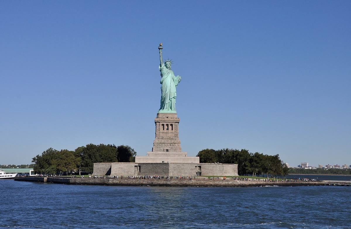 Sokkelen under statuen