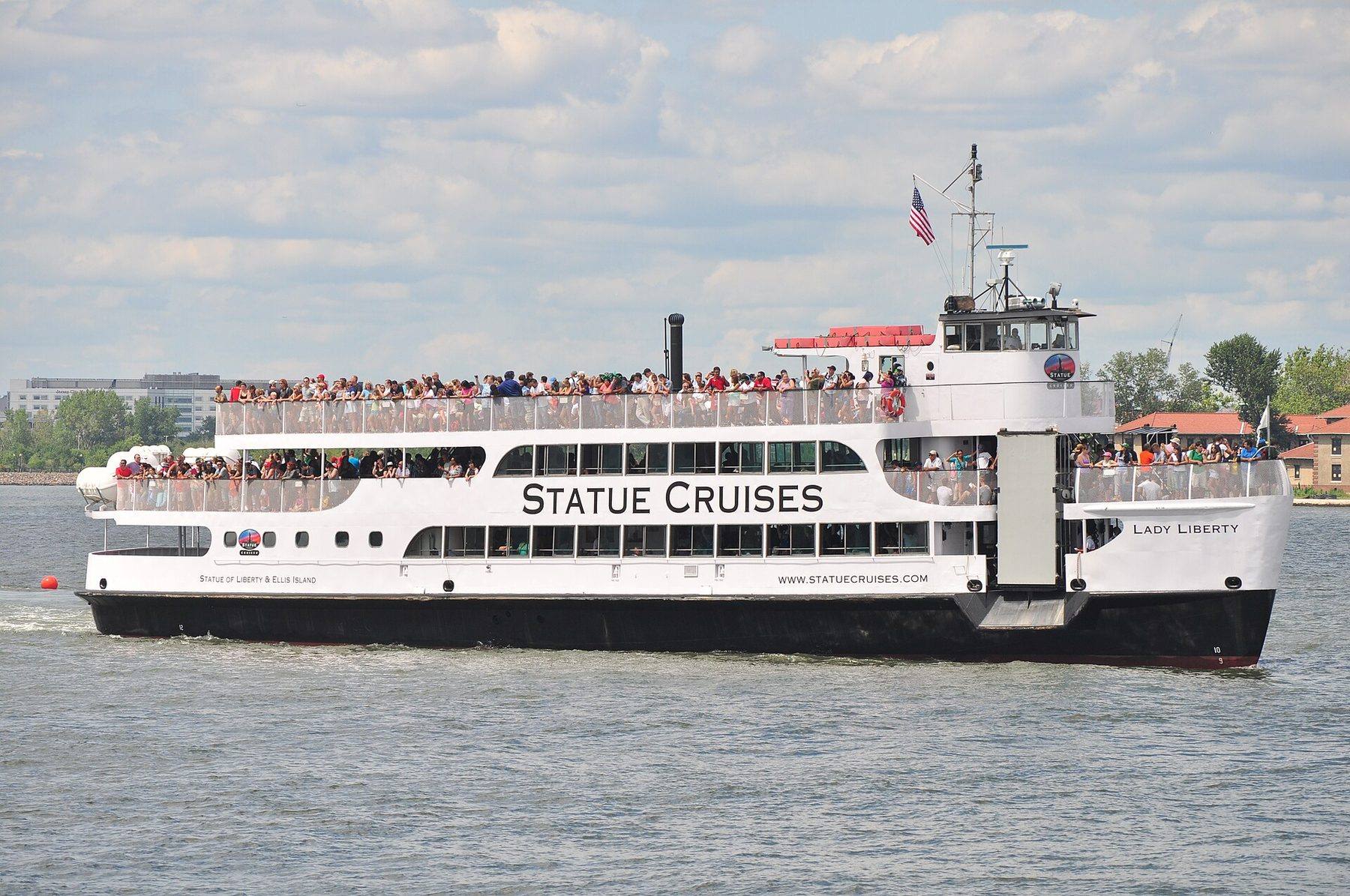 Statue Cruises-fergen full av besøkende på vei til Liberty Island