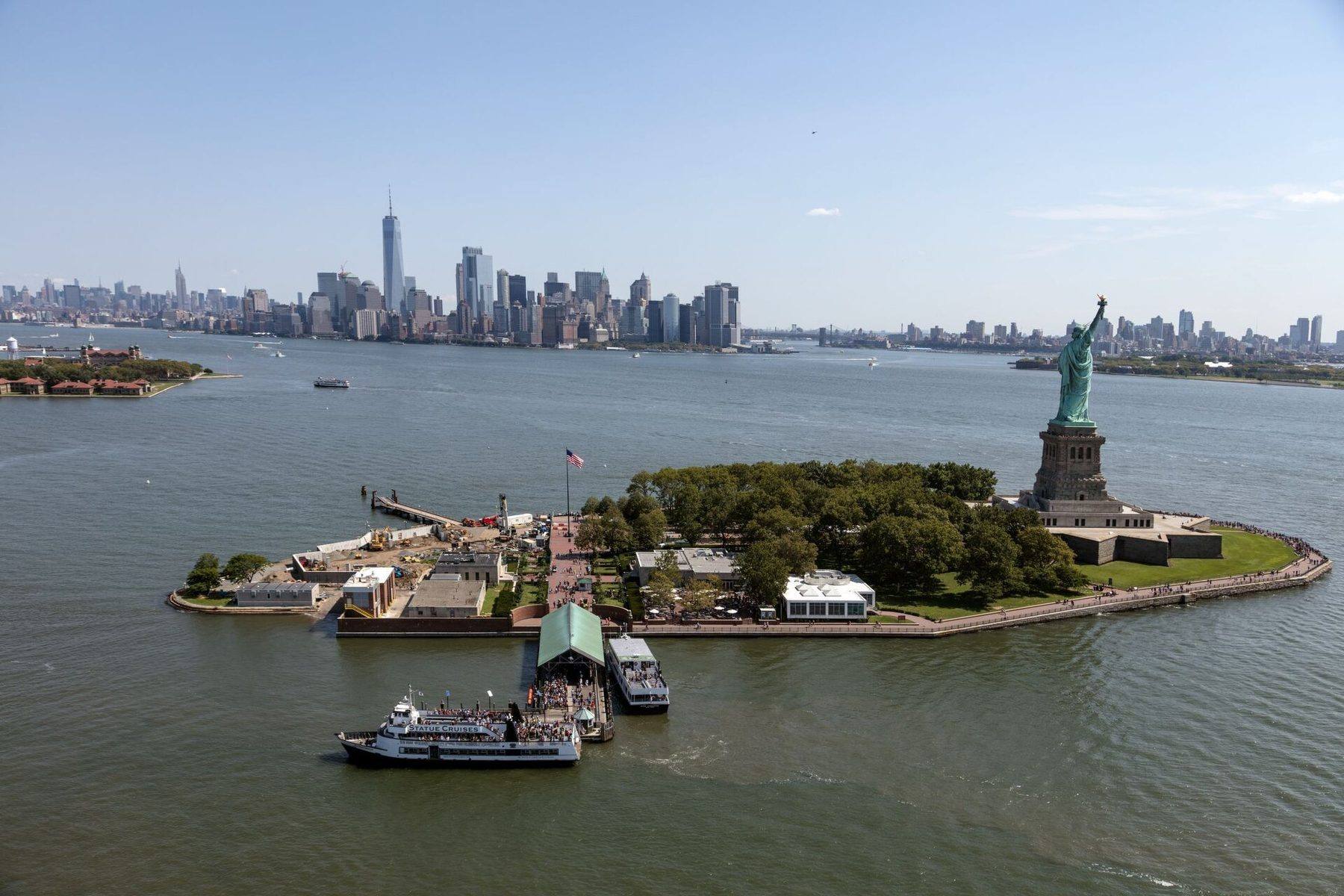 Liberty Island med fergeleiet sett fra luften